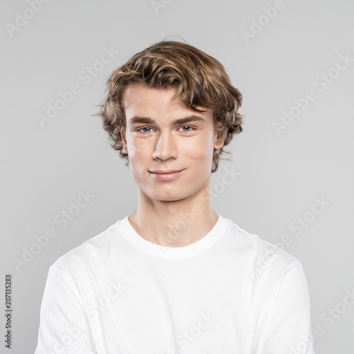 Foto Portrait of friendly teenager in white t-shirt