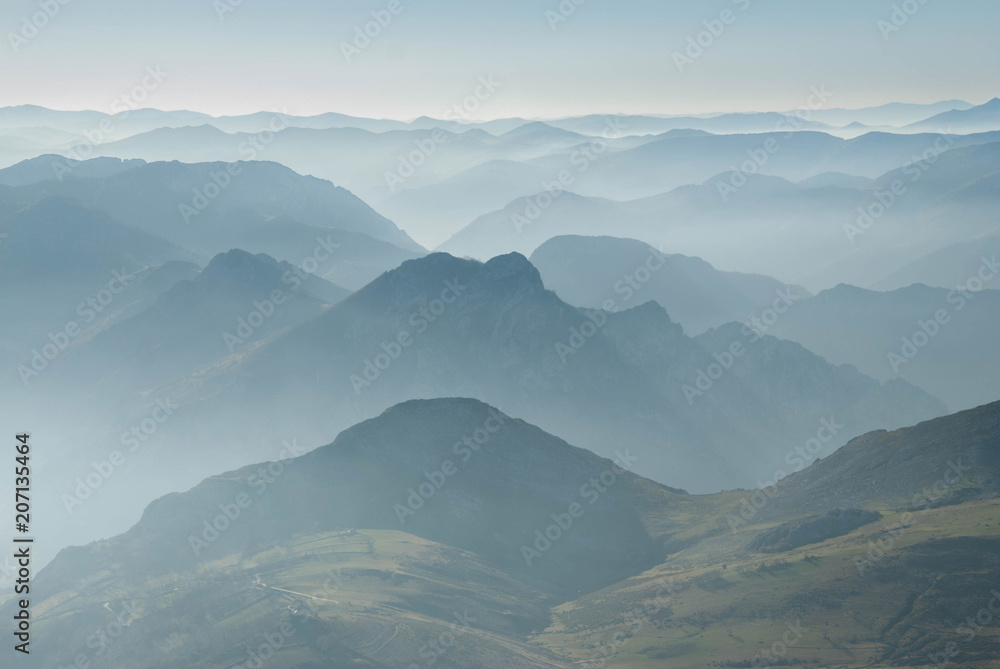 Fototapeta premium capas paisaje montañoso