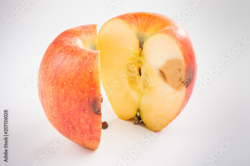 aufgeschnittener Apfel mit brauner Stelle, heller Hintergrund