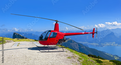 Bergpanorama vom Schafberg in Österreich mit geparkten Helikopter