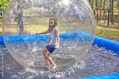 Obraz na płótnie Attraction on the water - zorbing w salonie