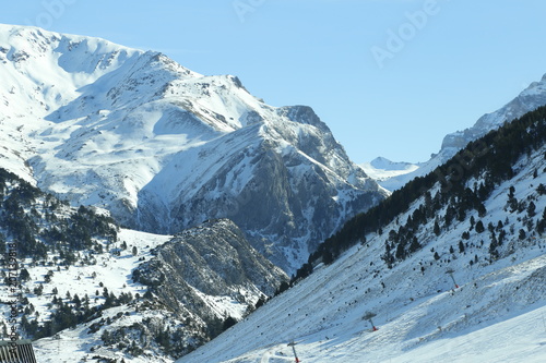 montaña-nieve-cielo-azul-esqui-invierno-España-Candanchu photo