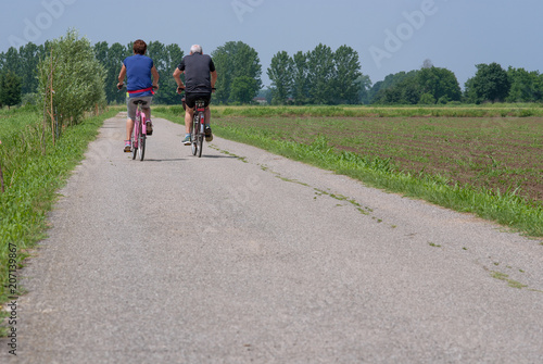 coppia di anziani pedala in campagna