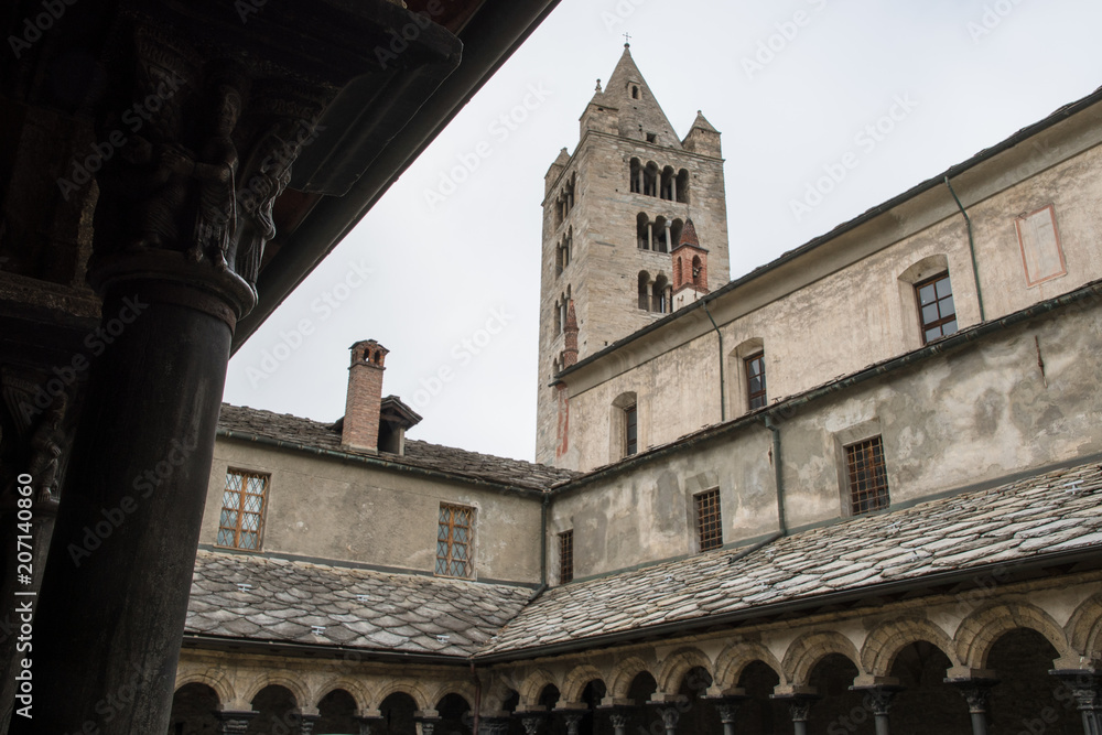 アオスタ　サントルソ教会の回廊と鐘楼（イタリア　ヴァッレ・ダオスタ州）