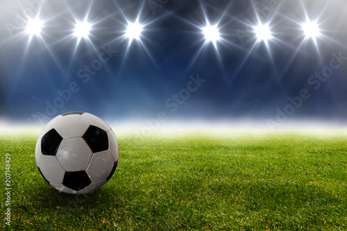 Fußball liegt auf dem Stadion Rasen mit Beleuchtung