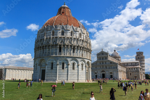 Piazza dei Miracoli mit dem schiefen Turm von Pisa, dem Dom Santa Maria Assunta und dem  Baptisterium (Taufkirche), Toskana, Italien photo