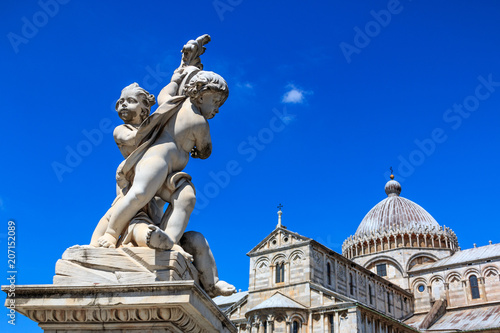 Detailaufnahme des Brunnen Putti Fountain und dem Dom Santa Maria Assunta am Platz Piazza dei Miracoli in Pisa,Toskana, Italien