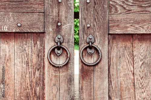 Fotografie wooden door gate with a forged handle ring