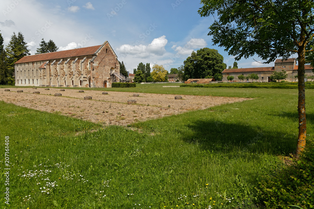 Abbaye de Cîteaux, la bibliothèque et les ruines de l'hôpital