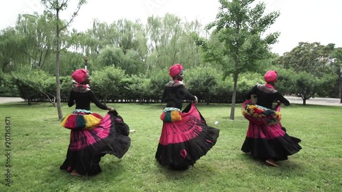 African women are dancing a folk traditional dance on a grass meadow, in traditional costumes with wicker baskets, sunny, trees' background, African costumes, traditions, African culture, tribes