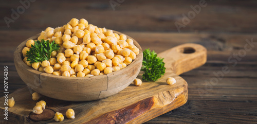 Fotografía Fresh chickpeas in wooden bowl