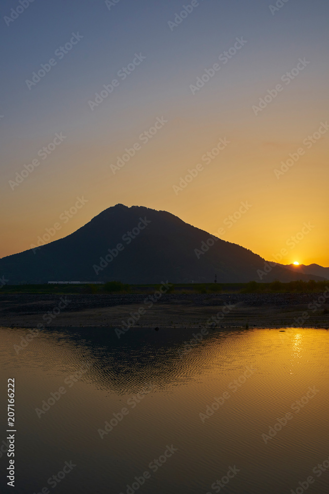 三上山からの朝日