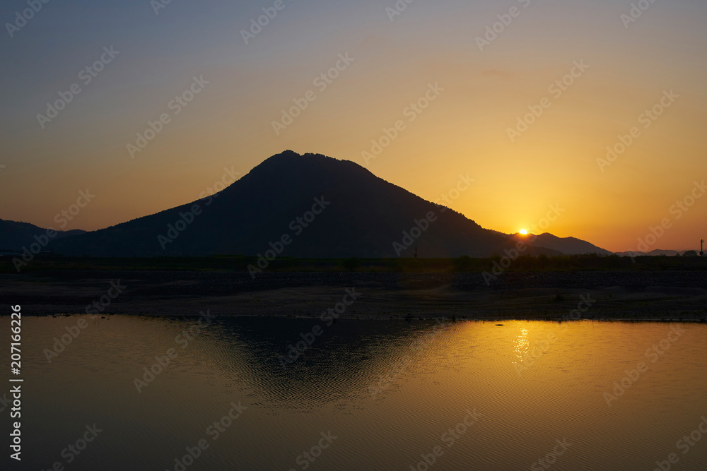 三上山からの朝日