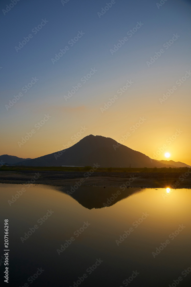 三上山からの朝日