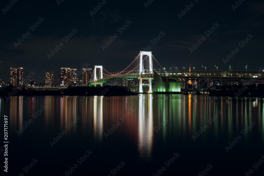 une vue nocturne du pont rainbow dans la baie de tokyo