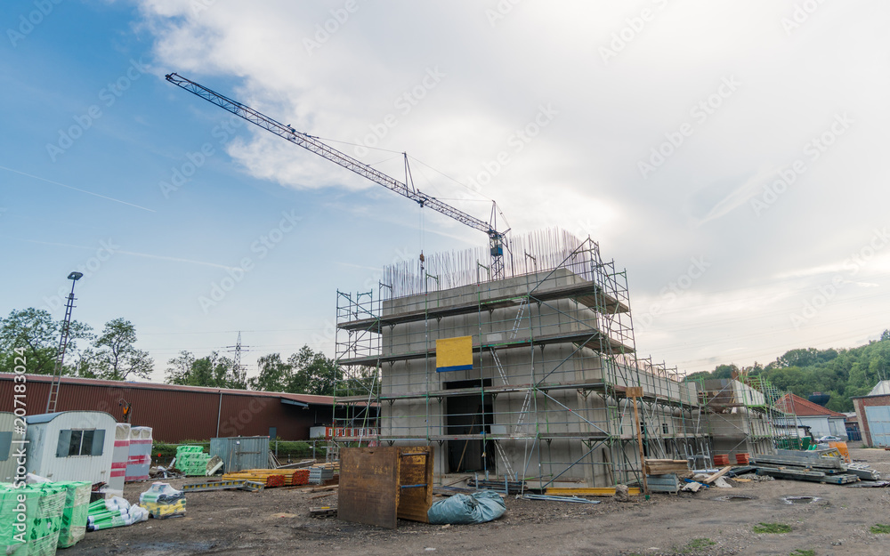 Baustelle mit halb fertigem Haus Baustelle mit halb fertigem Haus