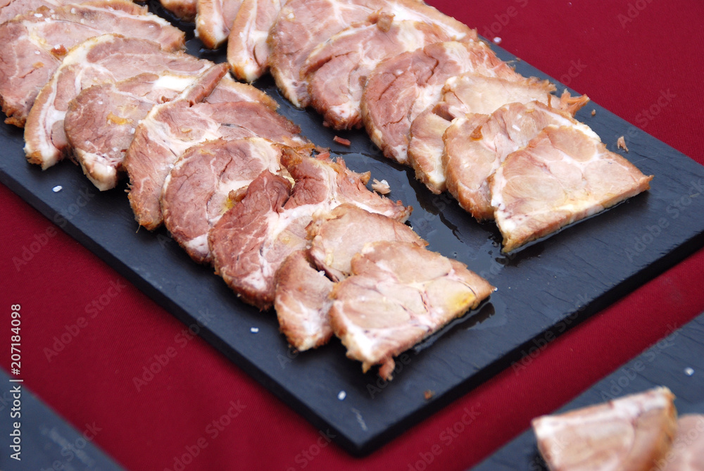 PLATO DE PIZARRA CON CARNE DE CERDO MECHADA PLATO DE PIZARRA CON CARNE DE CERDO MECHADA