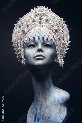 Head of mannequin in creative white metal kokoshnick with pearls