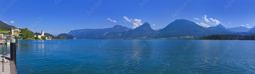 Schönes Seepanorama bei St. Wolfgang in Österreich