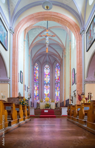 Innenaufnahme einer hell erleuchteten gotischen Kirche