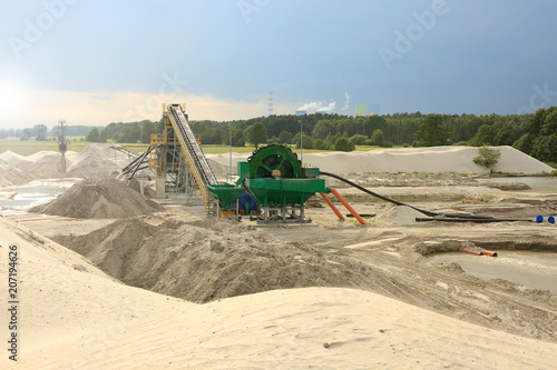 Kopalnia odkrywkowa piasku, maszyna i taśmociąg do sortowania surowca.