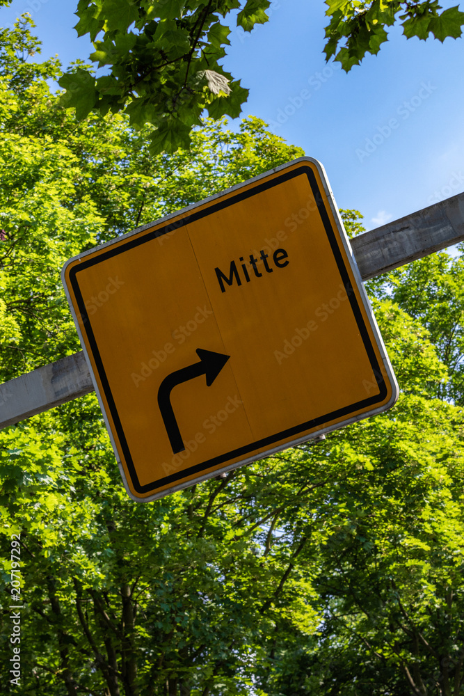 Mitte Wegweiser StockFoto Adobe Stock