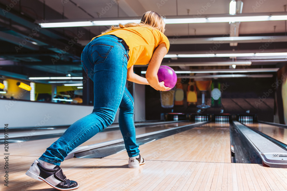 Woman throwing ball in bowling club. View from behind Stock-Foto | Adobe  Stock