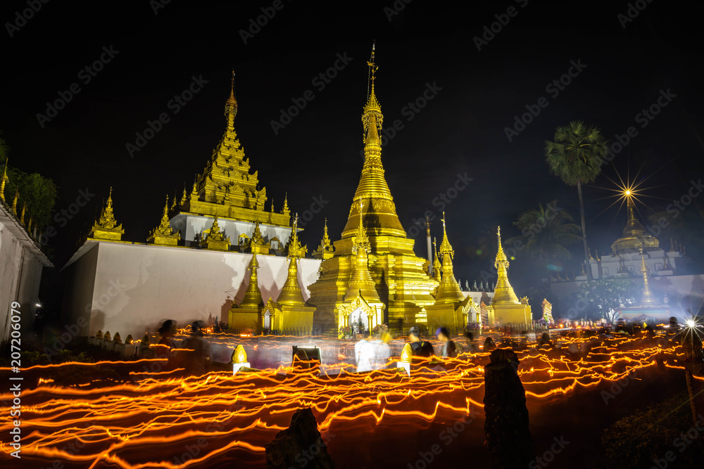 Naklejka premium Procesja przy świecach wokół Chedi w dzień Vesakha Bucha w Watthai Wattanaram, Mae Sot, Tak, Tajlandia