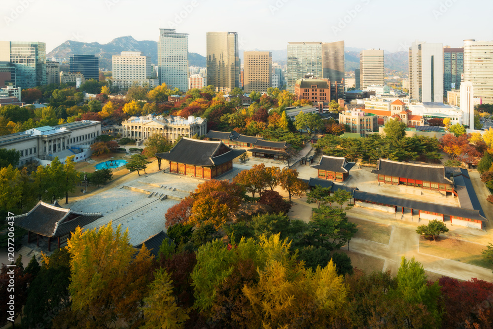Obraz premium Deoksugung Palace and Seoul city in autumn season in Seoul, South Korea.