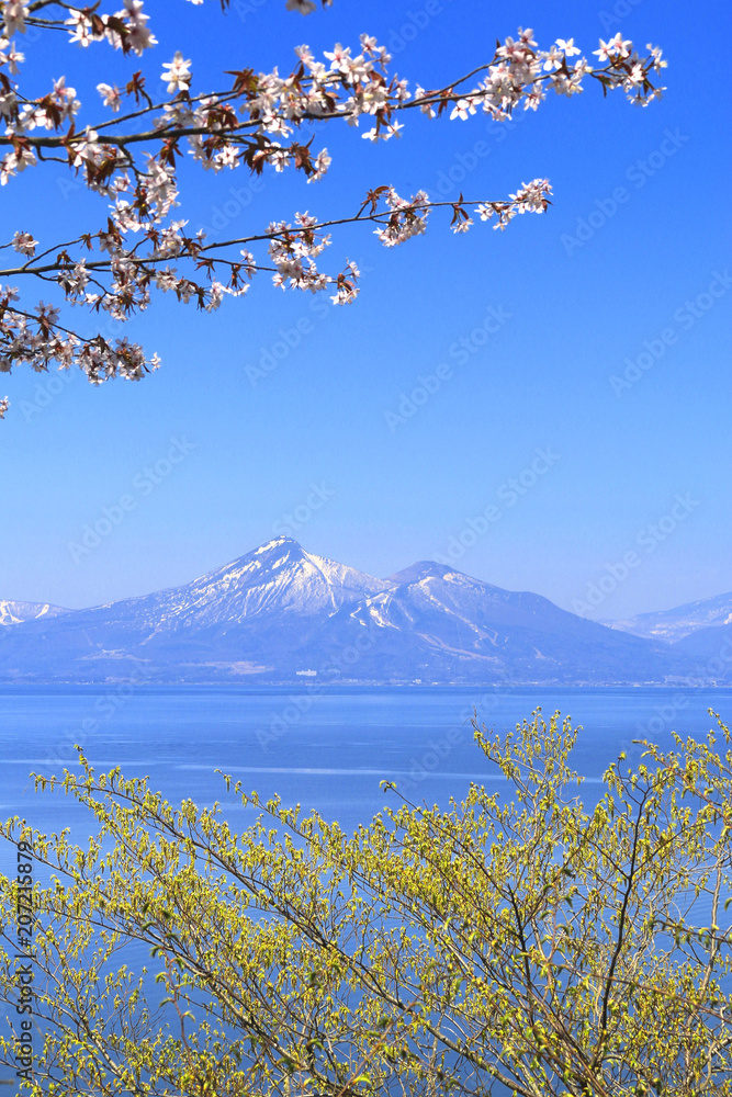 猪苗代湖と磐梯山（郡山市・湖南町）