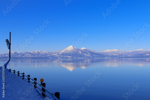 冬の猪苗代湖と磐梯山（福島県・湖南町） © tk2001