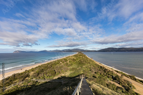 Foto The spit lookout of the Bruny Island Neck view which shows the isthmus connectin