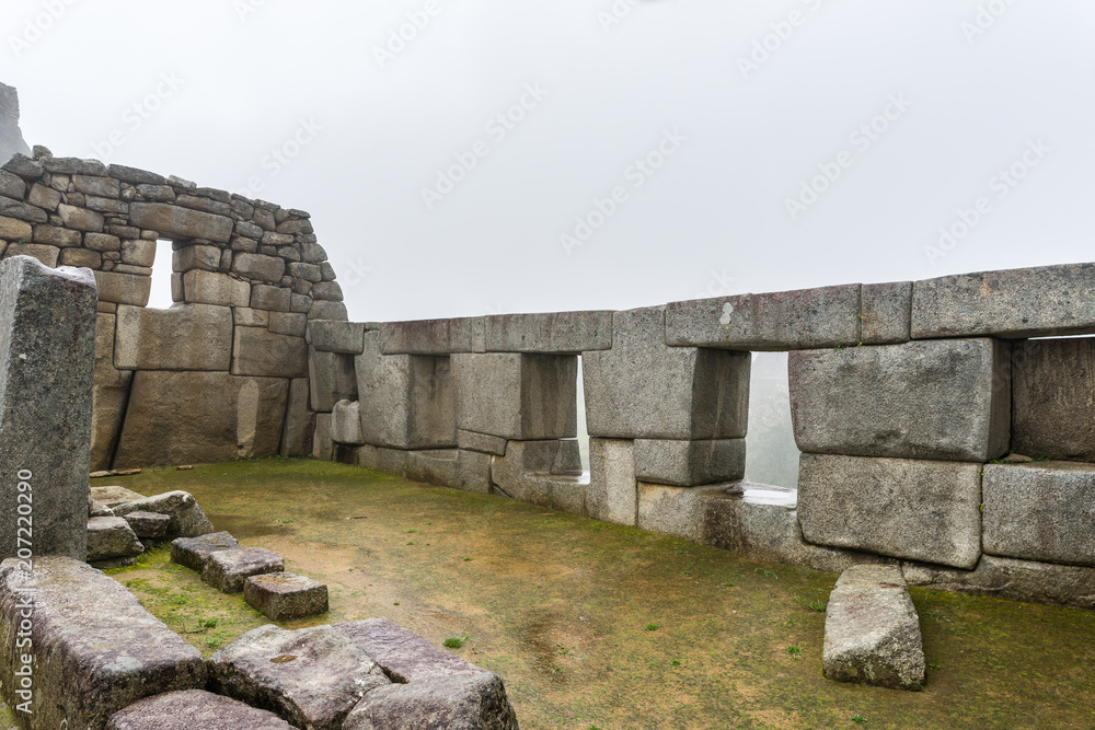 Φωτογραφία Remnants of the Temple of the Three Windows in the upper area of Machu Picchu's