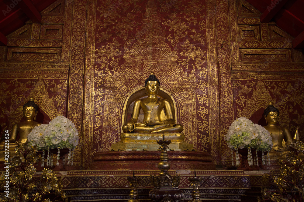 Obraz premium statue of buddha in temple