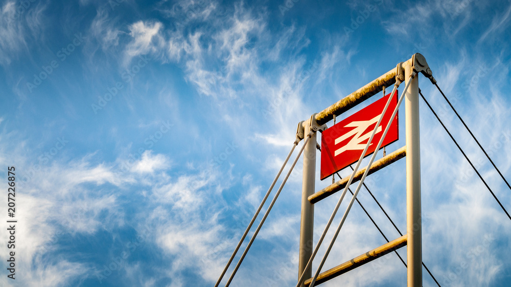 Fototapeta premium British National Rail logo na znak poza East Croydon Station przeciw błękitne niebo i chmury w Greater London, England