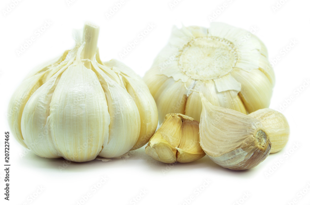 Obraz premium Isolated garlic and clove