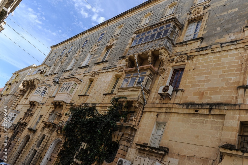 Une façade d'immeuble sur l'île de Malte
