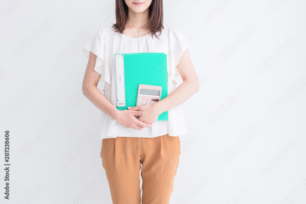 電卓と書類を持つ主婦 電卓と書類を持つ主婦