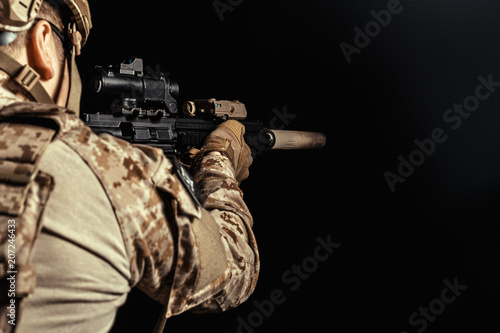 Fototapet Special forces soldier with rifle on dark background