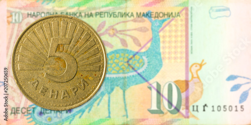 Fotografie 5 macedonian denar coin against 10 macedonian denar bank note