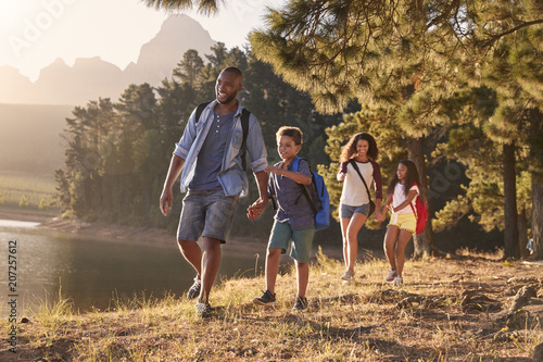 Canvastavla Children Walk By Lake With Parents On Family Hiking Adventure