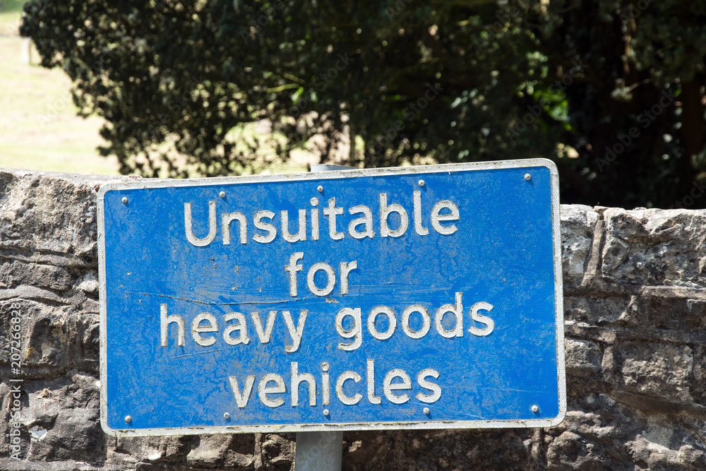 Old sign. Unsuitable for heavy goods vehicles Old sign. Unsuitable for heavy goods vehicles