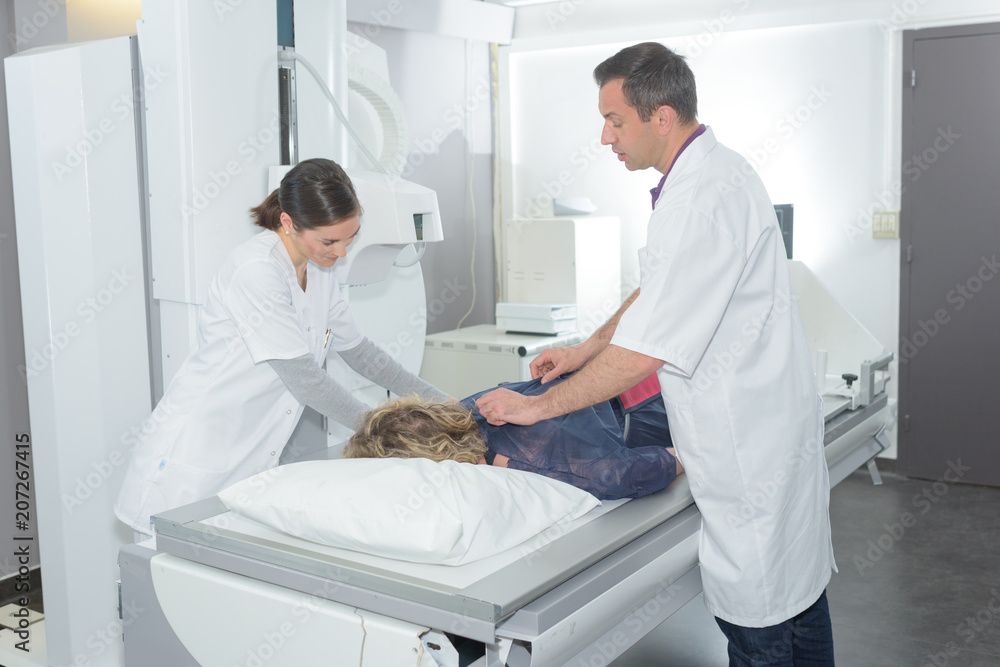 Obraz premium female and male doctor caring about patient