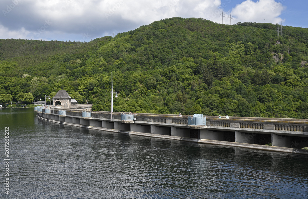 edersee, an der staumauer bei vollstau edersee, an der staumauer bei vollstau
