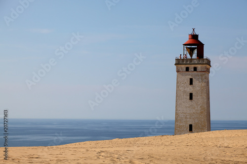 Leuchtturm auf Wanderdüne © buellom