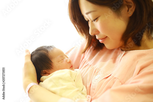 新生児と若い母親