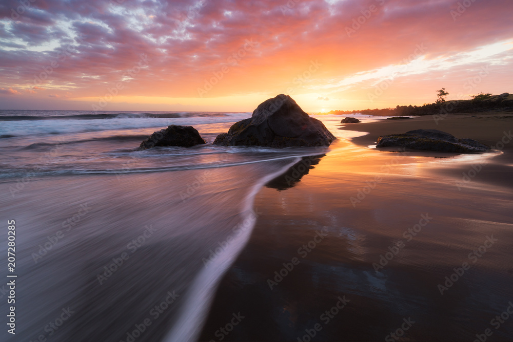 Φωτογραφία Colorful sunset at Bois Blanc beach in Etang Sale, Reunion Island
