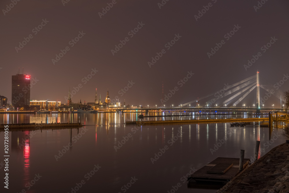 Blaue Stunde in Riga über der Duna