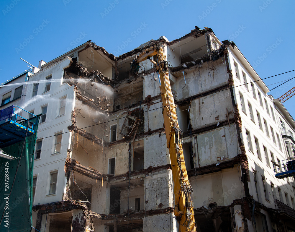 Demolition of the building in close proximity to other buildings Demolition of the building in close proximity to other buildings