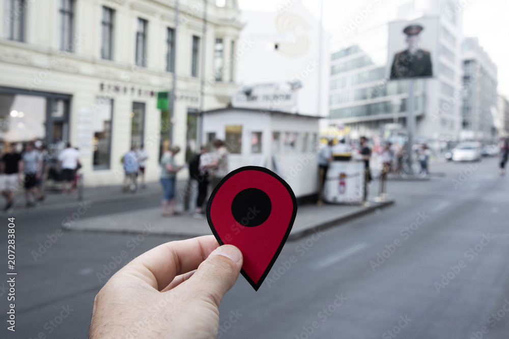 Naklejka premium mężczyzna z czerwonym znacznikiem na Checkpoint Charlie, Berlin